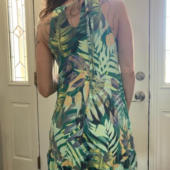 Very stretchy tropical print pull on shift dress. Ties in back. Size S - Picture 4 of 6